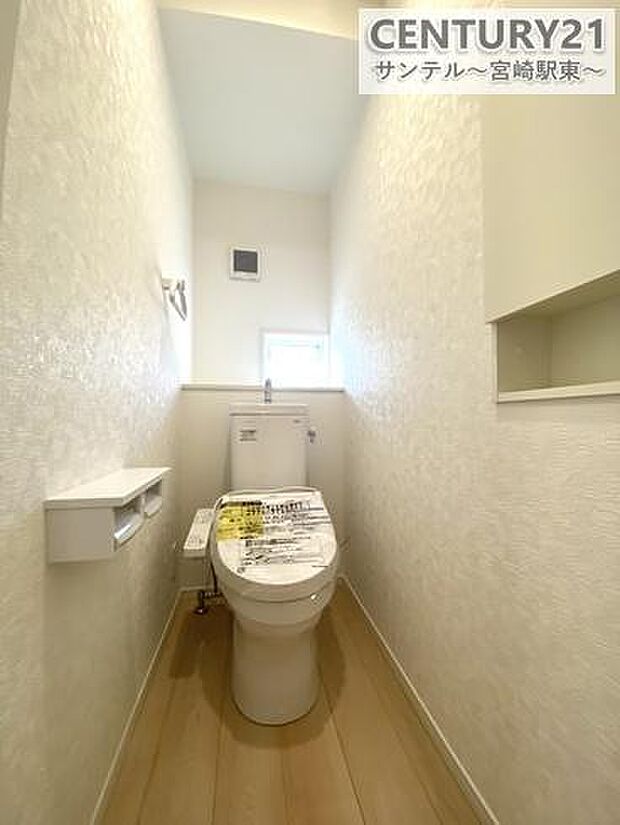 1階のトイレ♪換気できる小窓付きのトイレです!温水洗浄暖房便座でございます(^^♪