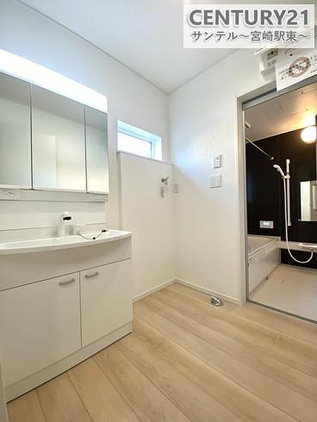 広々洗面脱衣所♪洗面化粧台は収納付きの大きな鏡が付いています♪朝のお忙しい時間帯でも三面鏡の洗面台ならお出かけ前のご準備も手助けしてくれること間違いなし♪