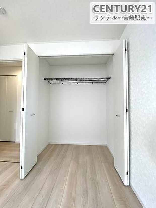 大容量のウォークインクローゼットです!ご夫婦のお洋服などを入れても十分な収納量♪