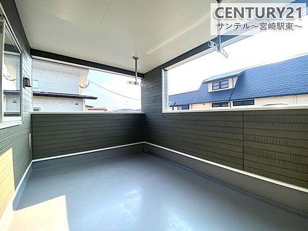 南向きバルコニーで明るく開放感のある眺望。毎日気持ちのいい朝日が差し込みます!コンセントを完備しております!屋根付きなので突然の雨も安心です(^^♪