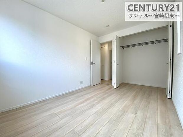 主寝室にいかがでしょうか♪日当たり、風通し良好です(^^♪大容量のクローゼットも完備しております!