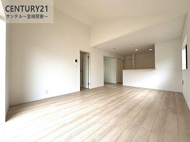 明るく、落ち着きのあるリビング♪ダイニングスペースも含めて約17帖のゆとりのあるスペースで、ご家族でお食事や団らんしたり、ゆったりとしたご家族の時間を過ごせます♪