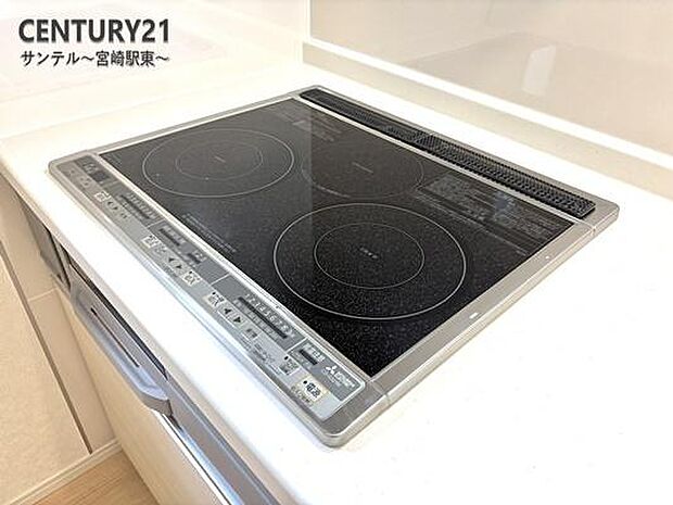 IHクッキングヒーター3口コンロ、グリル付です。