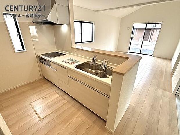 カウンターキッチンからリビングにいるご家族やお子様の様子が見えるので、コミュニケーションがとりながら、ご家族の大切な時間を共有できるキッチンです♪