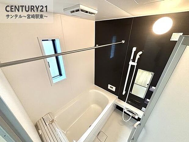 1日の疲れもゆっくり取ることのできる広々としたユニットバス♪浴室乾燥、涼風、暖房、換気システムが付いておりますので、快適なバスタイムを過ごせます♪