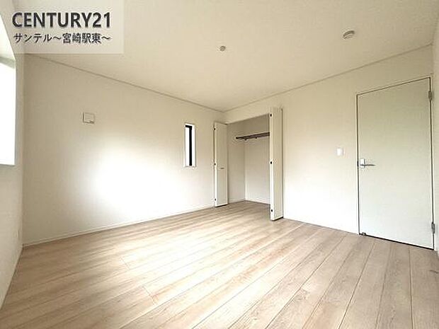 主寝室にいかがでしょうか♪日当たり、風通し良好です(^^♪大容量のクローゼットも完備しております!