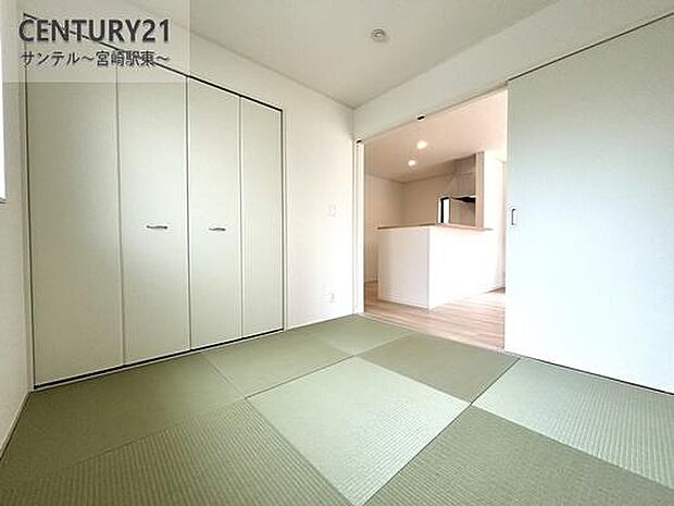 リビング横に和室があることで和と洋の雰囲気を味わえ素敵な空間を演出でき、お子様の遊び部屋や客間としても利用できます♪