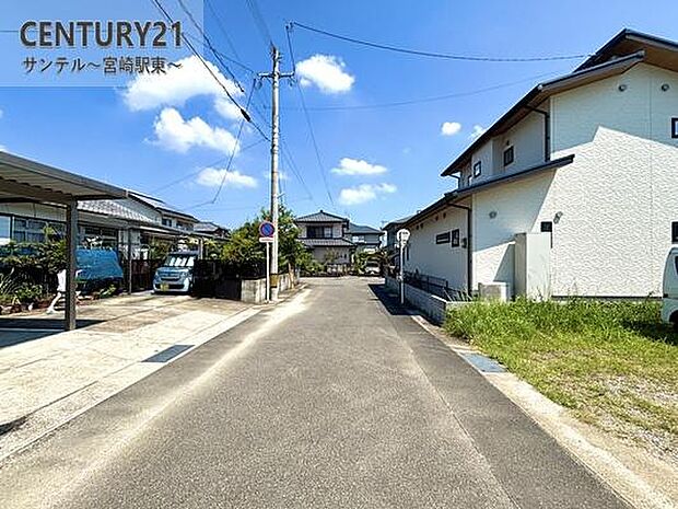 南側の前面道路の写真になります♪