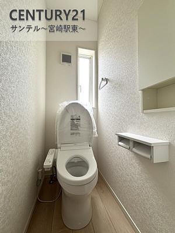 換気できる小窓付きのトイレです!温水洗浄暖房便座でございます(^^♪