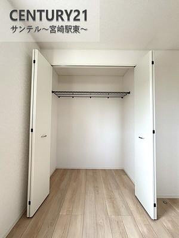 容量に余裕のあるクローゼットです!ご夫婦のお洋服などを入れても十分な収納量♪