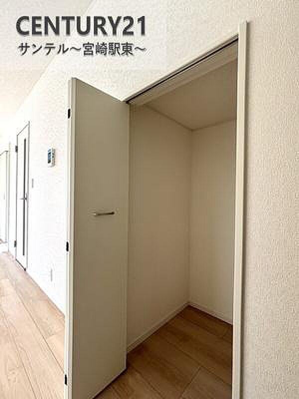 リビングに収納スペースがあり、日用品や書類、小物の整理に便利。生活感を隠してすっきりした空間に。