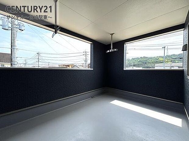 バルコニーです。日当たりばっちりで晴れた日は気持ちよい一日が過ごせます♪