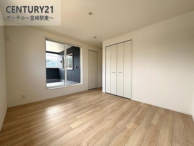 開放感のある広めの洋室は、寝室や書斎など、さまざまな用途に合わせて使えます。