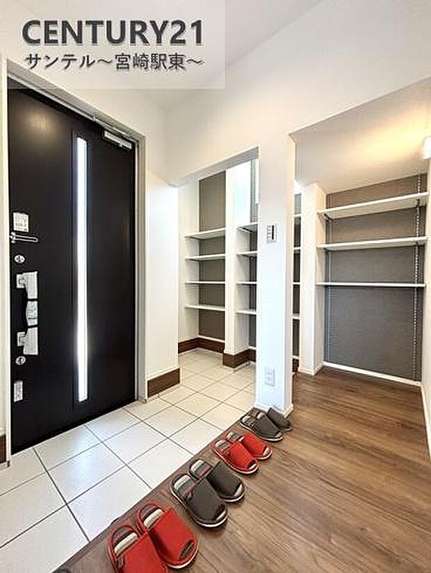 明るい玄関(^^♪容量にも余裕のあるシューズボックス完備しております！