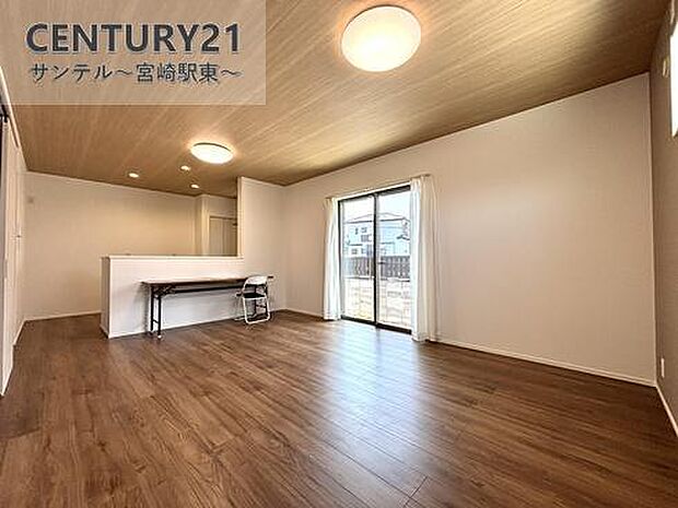 明るく、落ち着きのあるリビング♪ダイニングスペースも含めてゆとりのあるスペースで、ご家族でお食事や団らんしたり、ゆったりとしたご家族の時間を過ごせます♪