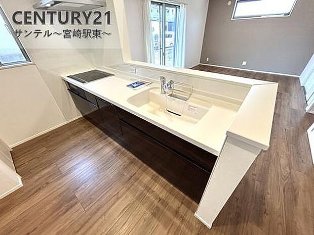 カウンターキッチンからリビングにいるご家族やお子様の様子が見えるので、コミュニケーションがとりながら、ご家族の大切な時間を共有できるリビングスペースです♪