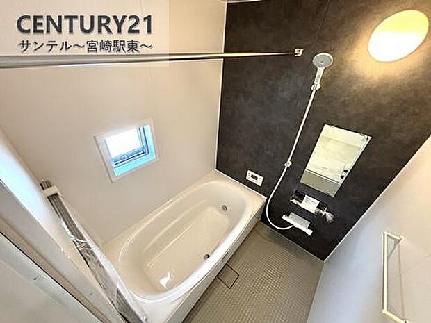 広々とした1坪のバスルーム。窓もあって湿気をスッキリ排出♪