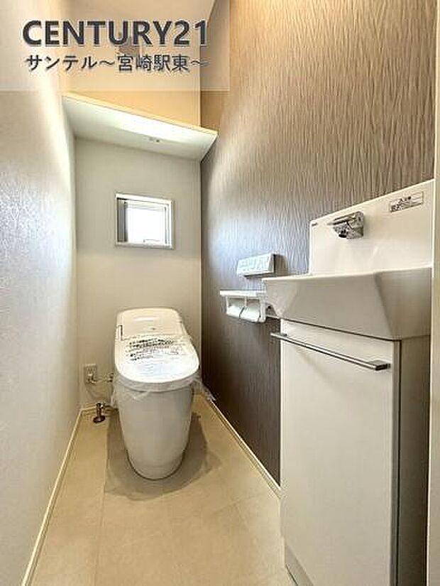 窓付きで明るく換気も◎。ウォシュレット完備で清潔・快適なトイレ空間です。