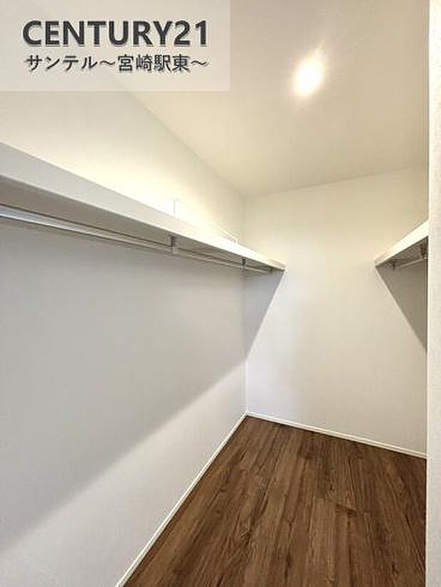 大容量のウォークインクローゼットです！ご夫婦のお洋服などを入れても十分な収納量♪