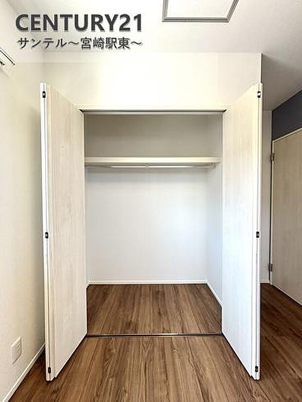 洋室のクローゼットです！ご家族様、皆様の洋服などを整理しやすい仕様の収納です。