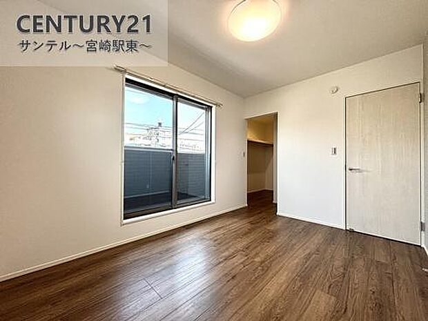 主寝室にいかがでしょうか♪日当たり、風通し良好です(^^♪クローゼットも完備しております！