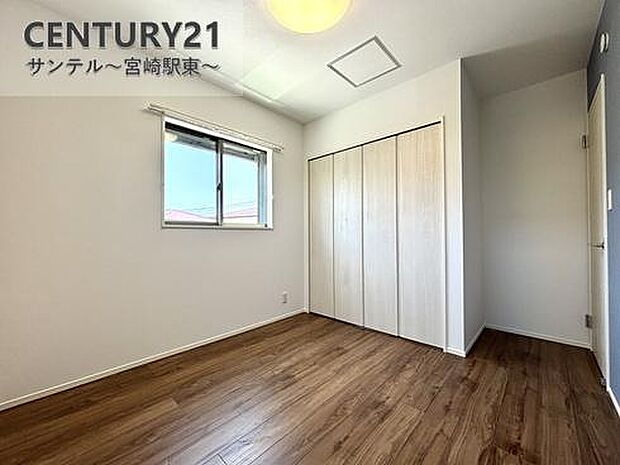 開放感のある広めの洋室は、寝室や書斎など、さまざまな用途に合わせて使えます。