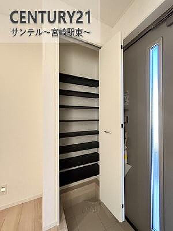 玄関には大容量のシューズインクローゼットを設置。家族の靴もすっきり収納できて、いつでもキレイな玄関に！