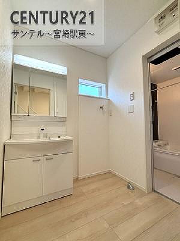 広々洗面脱衣所♪洗面化粧台は収納付きの大きな鏡が付いています♪朝のお忙しい時間帯でもお出かけ前のご準備も手助けしてくれること間違いなし♪