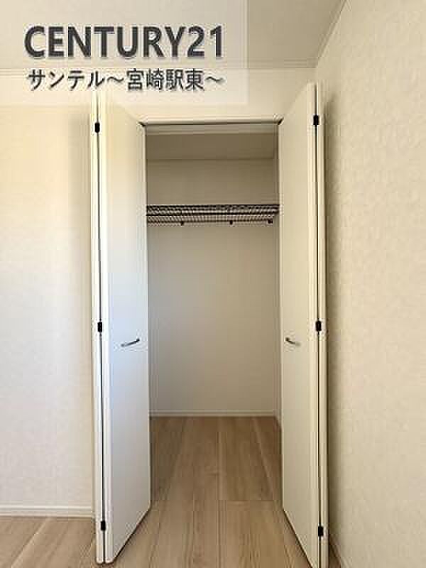 洋室のクローゼットです！ご家族様、皆様の洋服などを整理しやすい仕様の収納です。