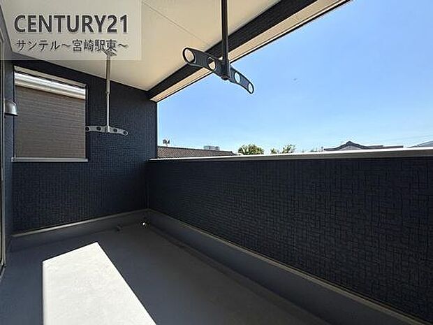 バルコニーです。日当たりばっちりで晴れた日は気持ちよい一日が過ごせます♪