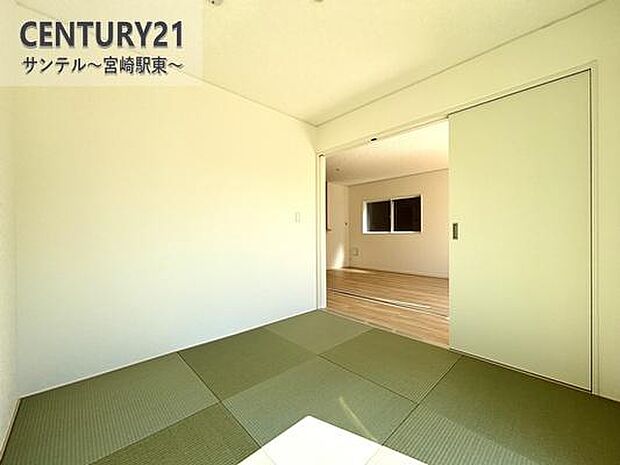 リビング横に和室があることで和と洋の雰囲気を味わえ素敵な空間を演出でき、お子様の遊び部屋や客間としても利用できます♪