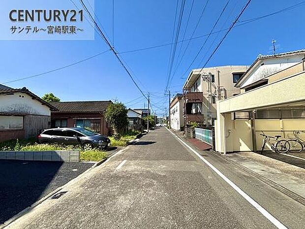 東側の前面道路の写真です♪