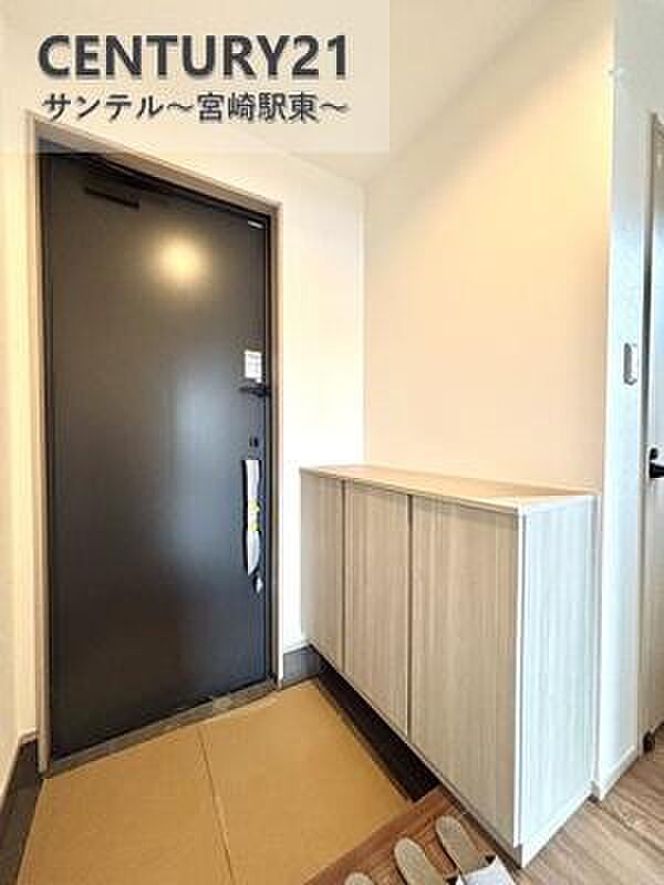 明るい玄関(^^♪容量にも余裕のあるシューズボックス完備しております！