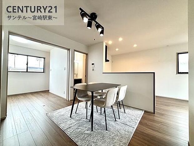 明るく、落ち着きのあるリビング♪ダイニングスペースも含めてゆとりのあるスペースで、ご家族でお食事や団らんしたり、ゆったりとしたご家族の時間を過ごせます♪