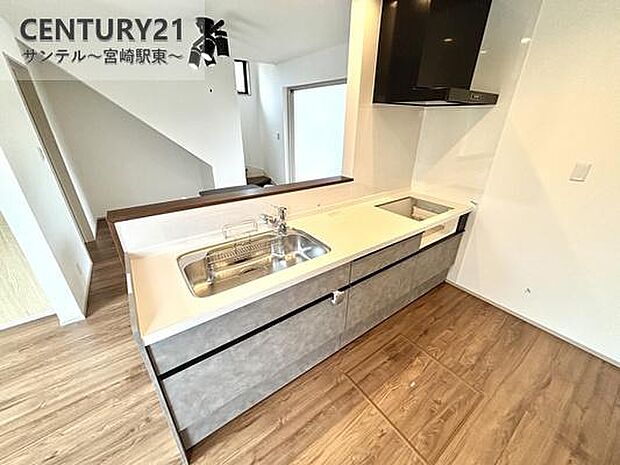 カウンターキッチンからリビングにいるご家族やお子様の様子が見えるので、コミュニケーションがとりながら、ご家族の大切な時間を共有できるリビングスペースです♪