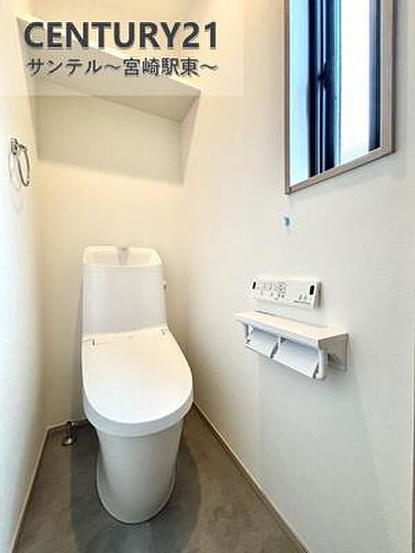 窓付きで明るく換気も◎。ウォシュレット完備で清潔・快適なトイレ空間です。