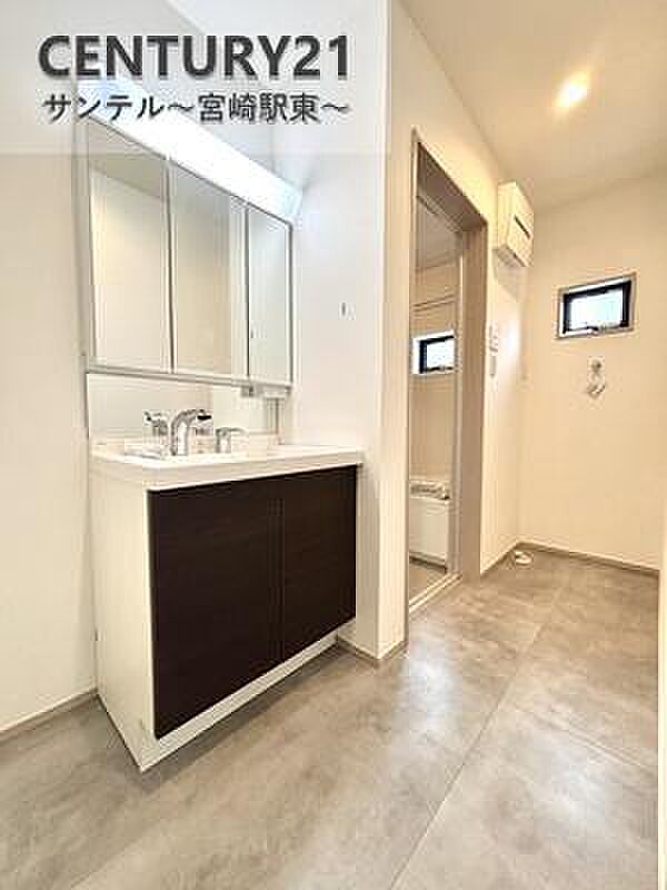 洗面化粧台は収納付きの大きな鏡が付いています♪朝のお忙しい時間帯でも三面鏡の洗面台ならお出かけ前のご準備も手助けしてくれること間違いなし♪