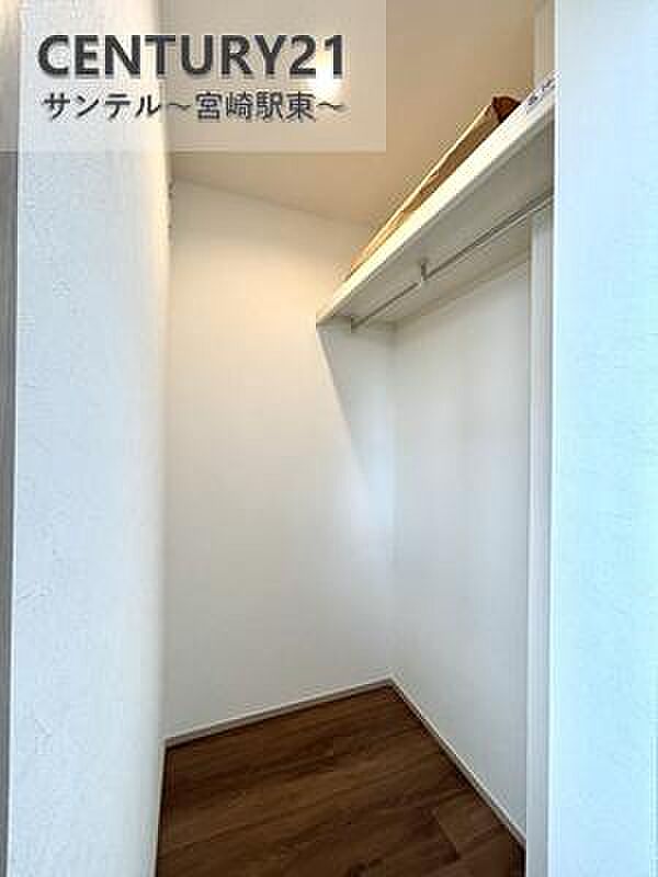 大容量のウォークインクローゼットです！ご夫婦のお洋服などを入れても十分な収納量♪