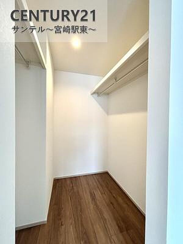 大容量のウォークインクローゼットです！ご夫婦のお洋服などを入れても十分な収納量♪