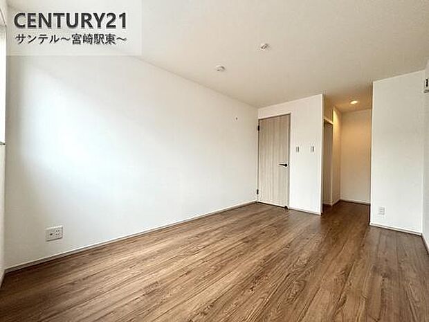 主寝室にいかがでしょうか♪日当たり、風通し良好です(^^♪クローゼットも完備しております！