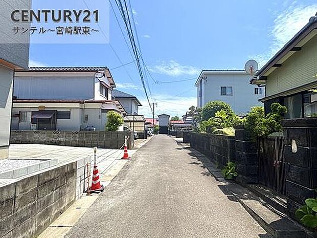 西側前面道路です♪