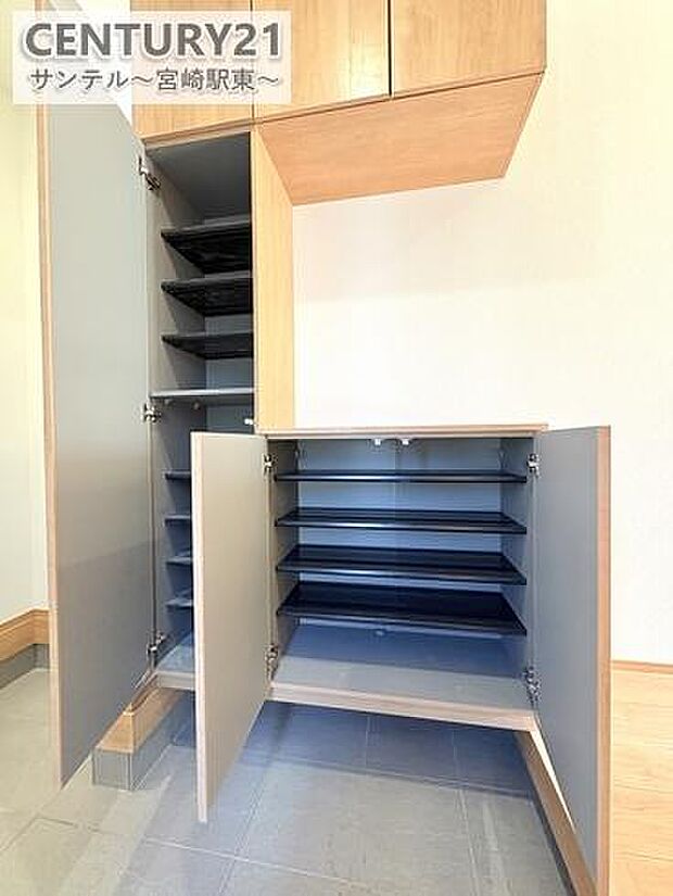 大きなシューズクローゼット付きで、家族みんなのシューズを収納出来ます。