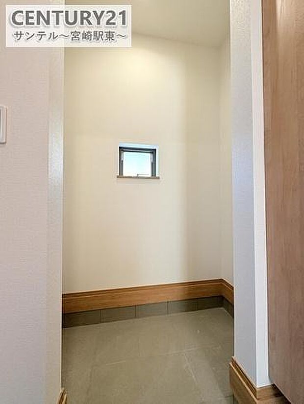 収納力のあるシューズクロークは、玄関に広がりを持たせます。ベビーカーやお子様の自転車などの収納にも困らないですね♪