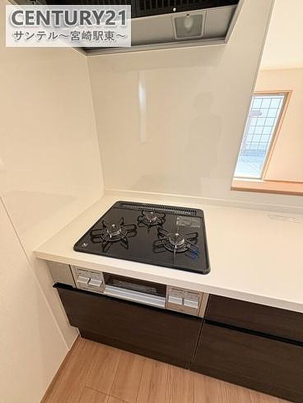 3口のガスコンロとグリル付のシステムキッチンです。