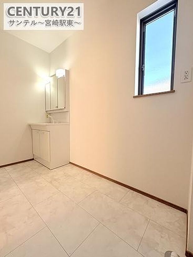 窓の付いた清潔感のあるシンプルな洗面脱衣所♪洗面台は、三面鏡の裏も収納スペースが付いており、シャワーヘッド付き！