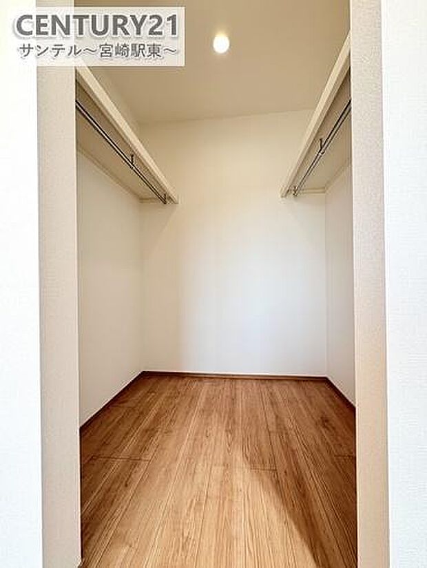 寝室には大容量のウォークインクローゼットです！ご夫婦のお洋服などを入れても十分な収納量♪