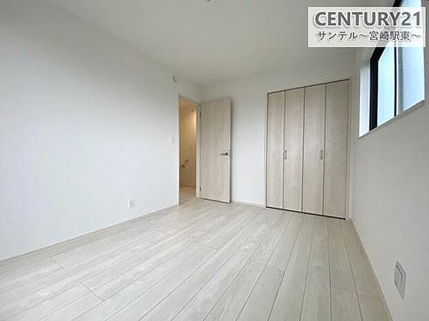 (同仕様写真)洋室5.25帖※床色、建具の色が異なる場合がございます。子供部屋には便利な収納付き。限られた空間を有効活用でき、お部屋を広くすっきり使えます。