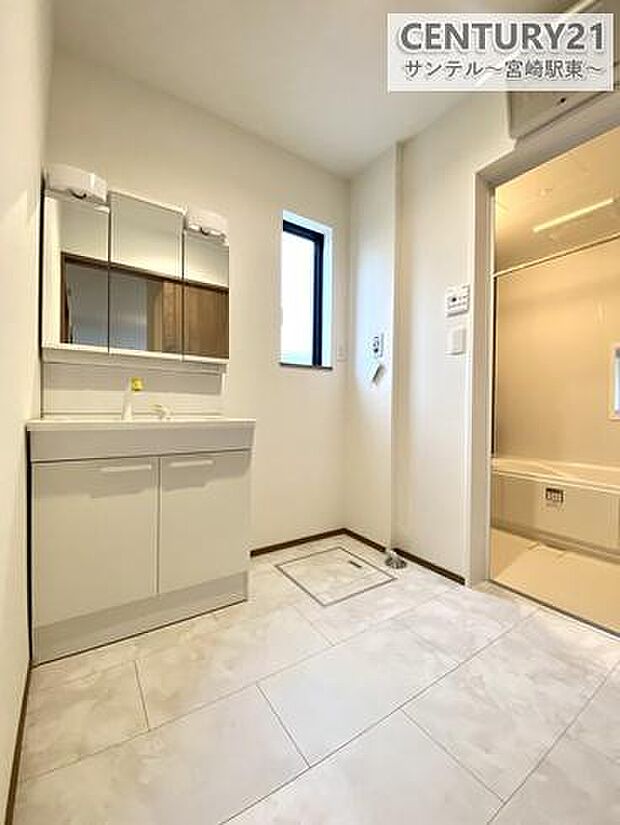 (同仕様写真)洗面台です。3面鏡の独立洗面台を採用。窓もあり換気のしやすい洗面所です。