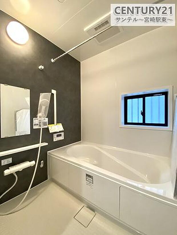 (同仕様写真)浴室です。足を伸ばして毎日の疲れを癒せる広々1坪タイプです。半身浴もでき、ゆっくりと寛げます。お子様と一緒でも快適に入浴が出来ますね。