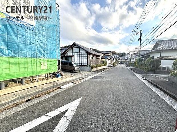 西側の前面道路からの写真です♪